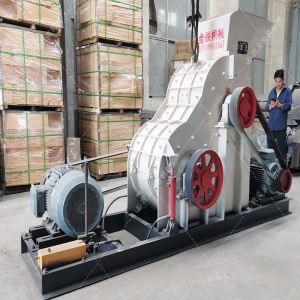 SCF中型無篩底雙級粉碎機發貨 發往云南