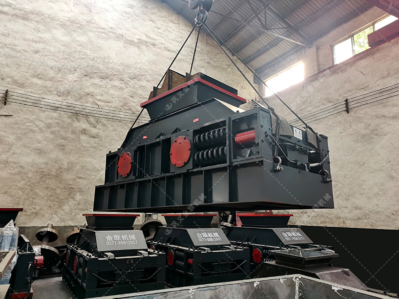 2PG1007中型彈簧式對輥破碎機發往江西