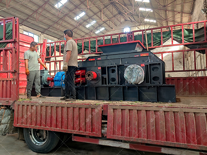 中型1000x700半自動液壓對輥破碎機發貨 破碎石料