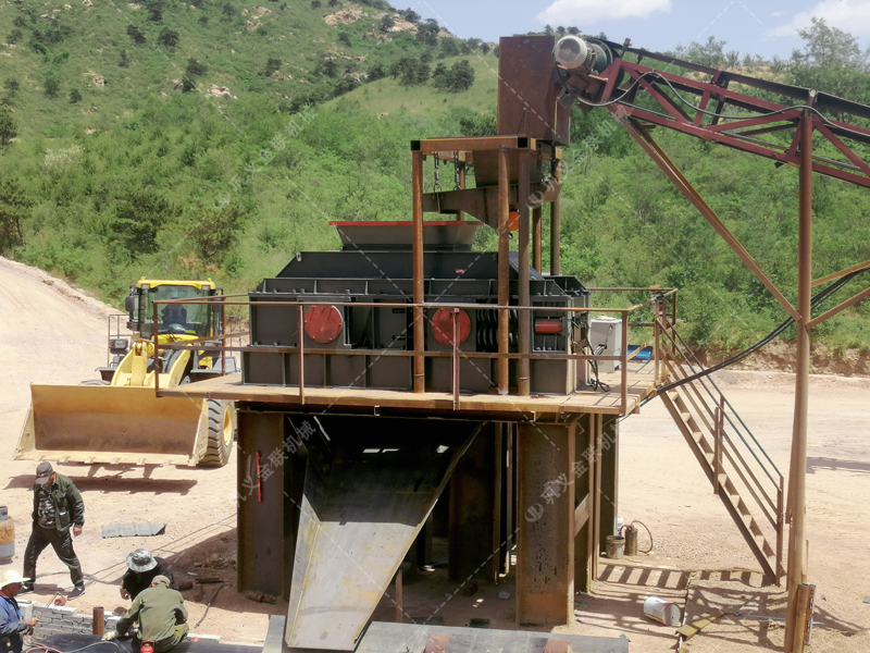 花崗巖制成沙子用對輥制沙機還是沖擊制砂機，哪個好用？